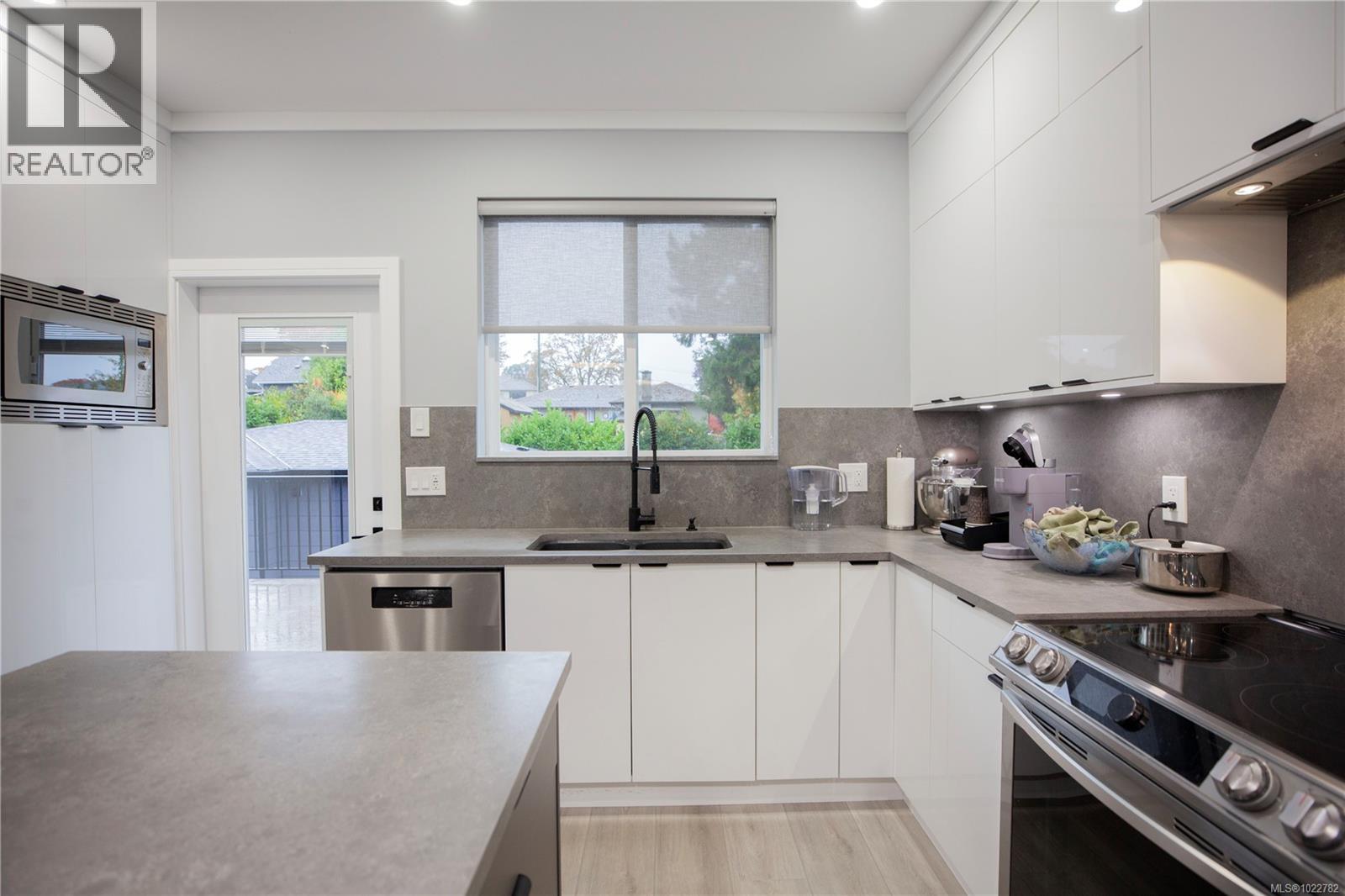 741 Snowdrop Ave, Saanich