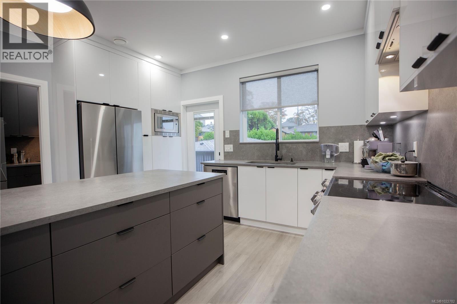 741 Snowdrop Ave, Saanich