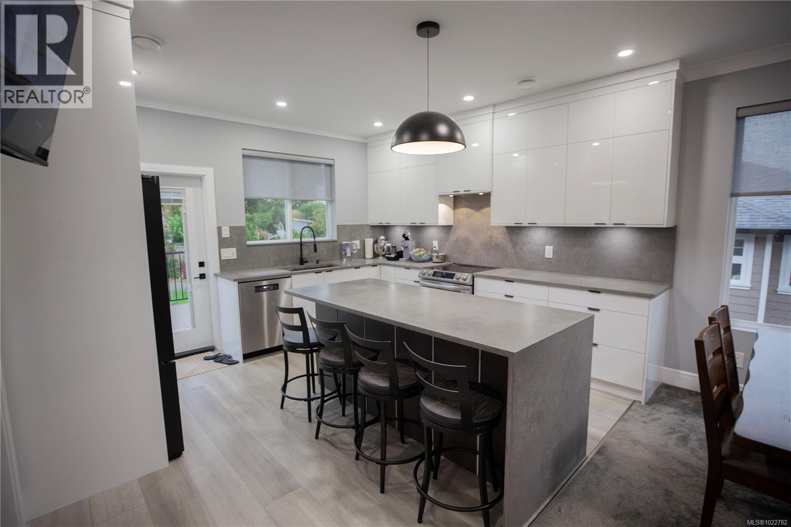 741 Snowdrop Ave, Saanich