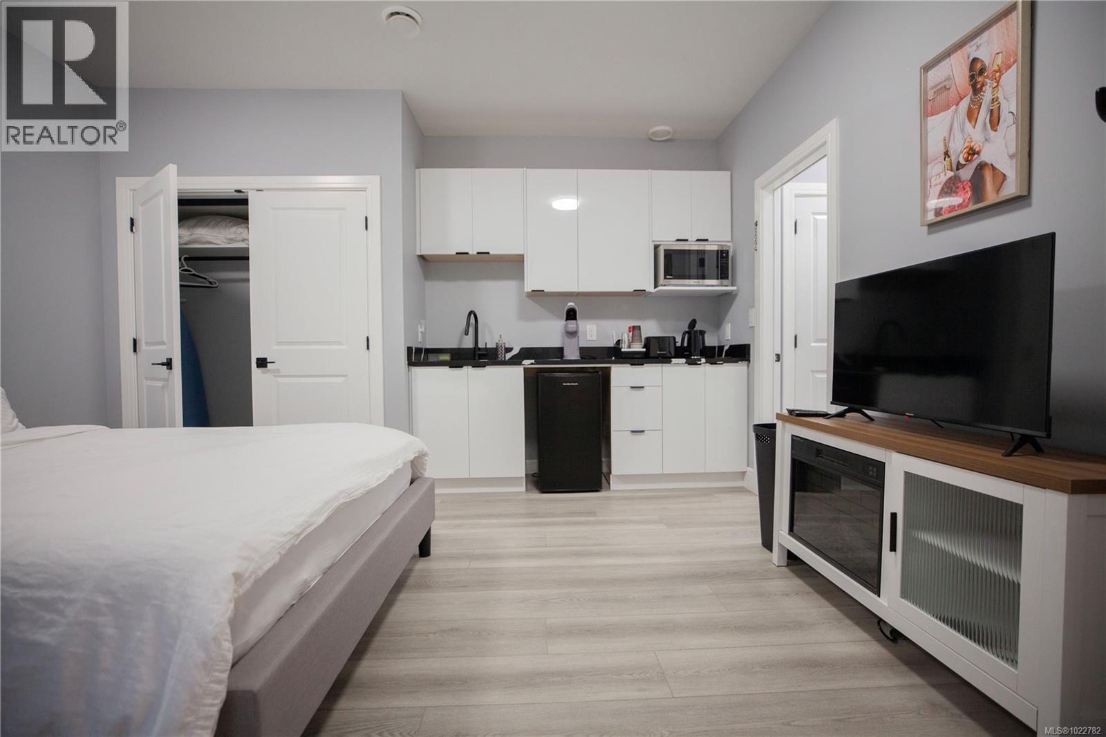 741 Snowdrop Ave, Saanich