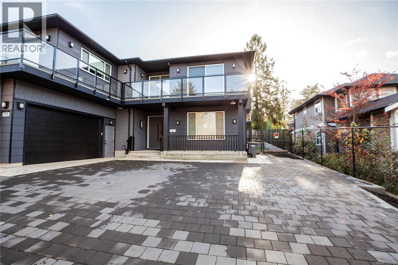 741 Snowdrop Ave, Saanich
