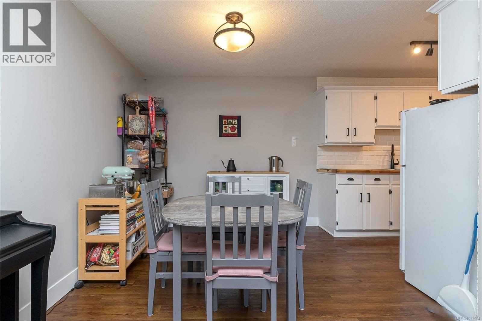 204 1024 Fairfield Rd, Victoria