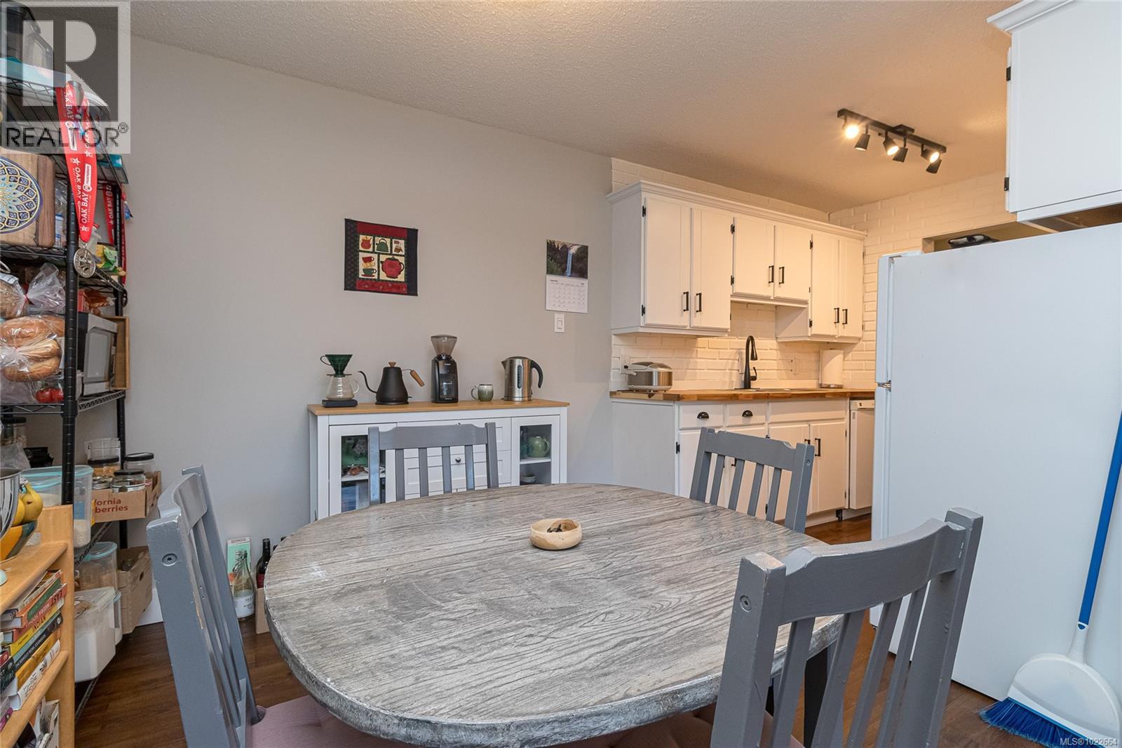 204 1024 Fairfield Rd, Victoria