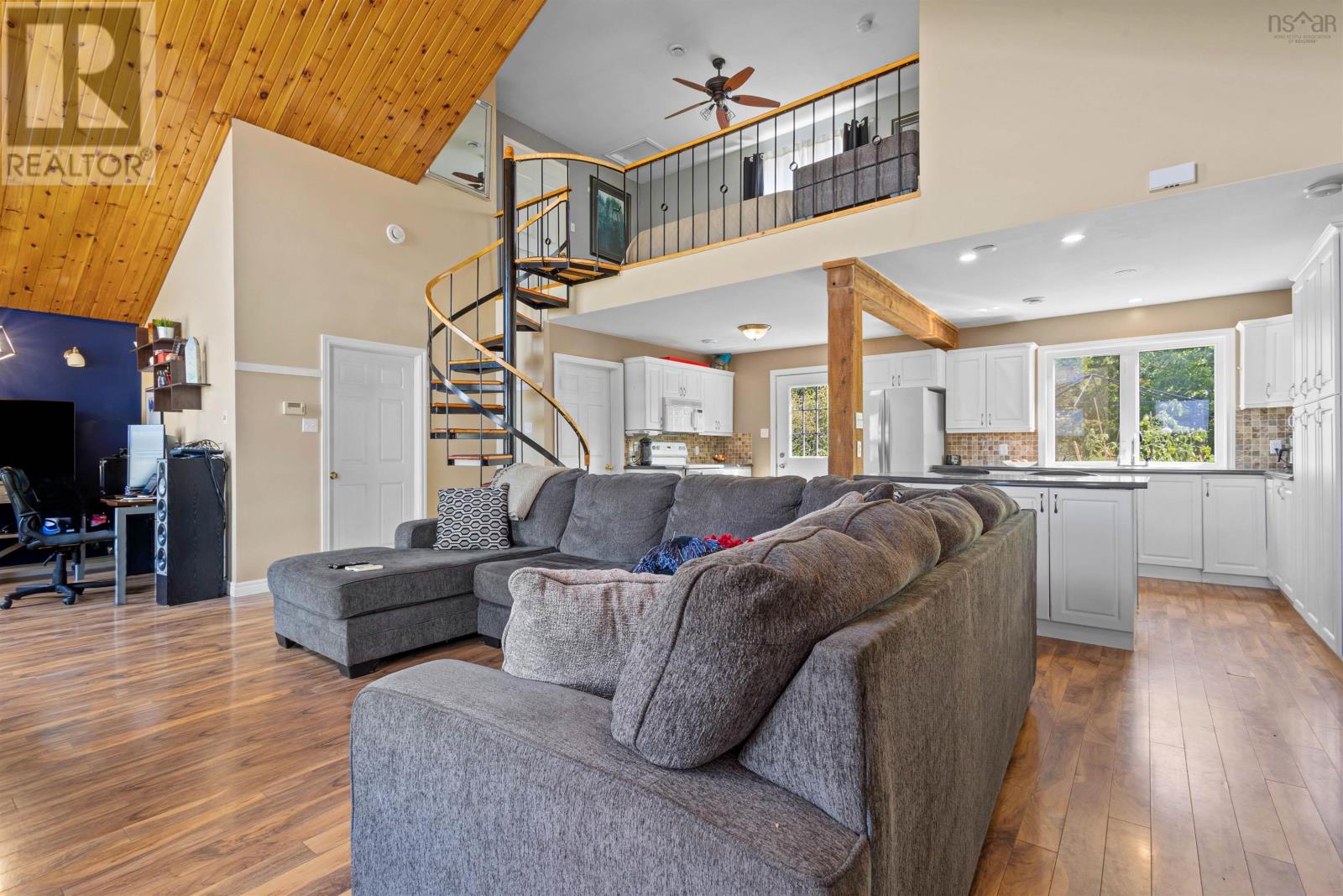 Property 39 of 42 of 320 Main Street W