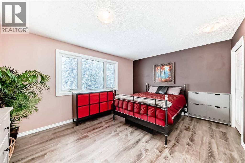 Single Family House for Sale in  Berwick Drive NW Beddington Heights Calgary 
