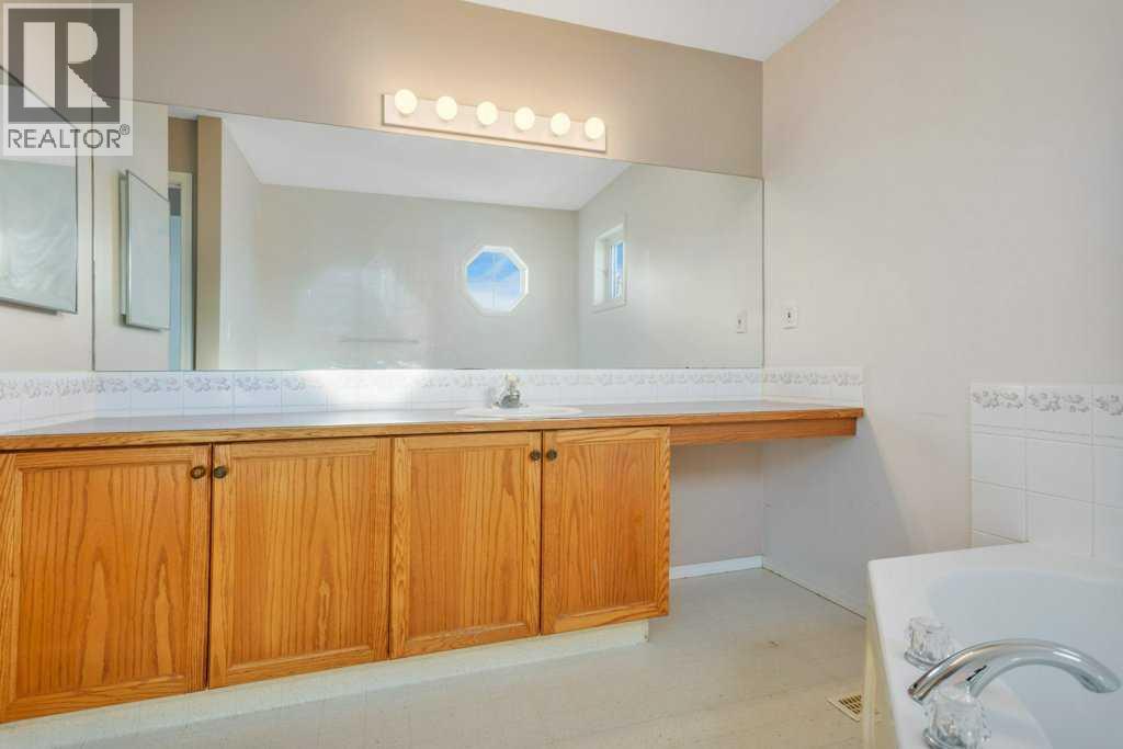 5220 50A Avenue, Sylvan Lake