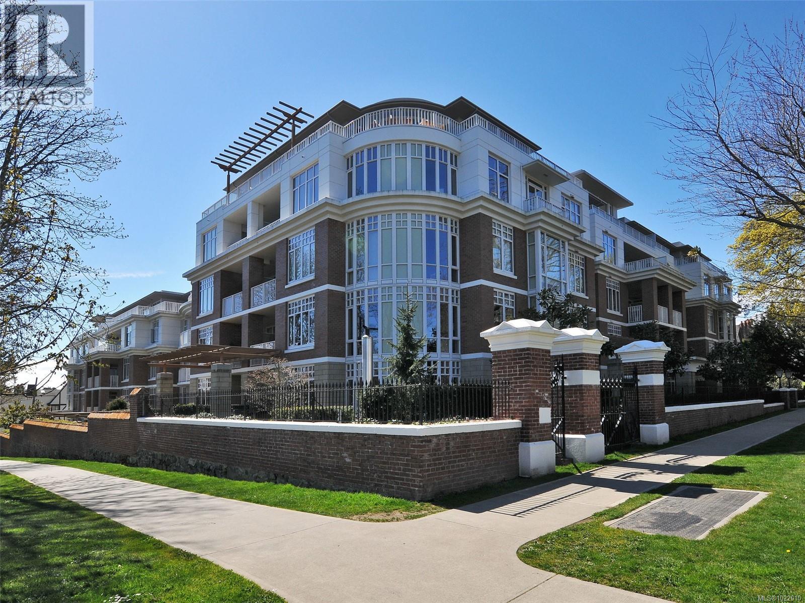 311 999 Burdett Ave, Victoria