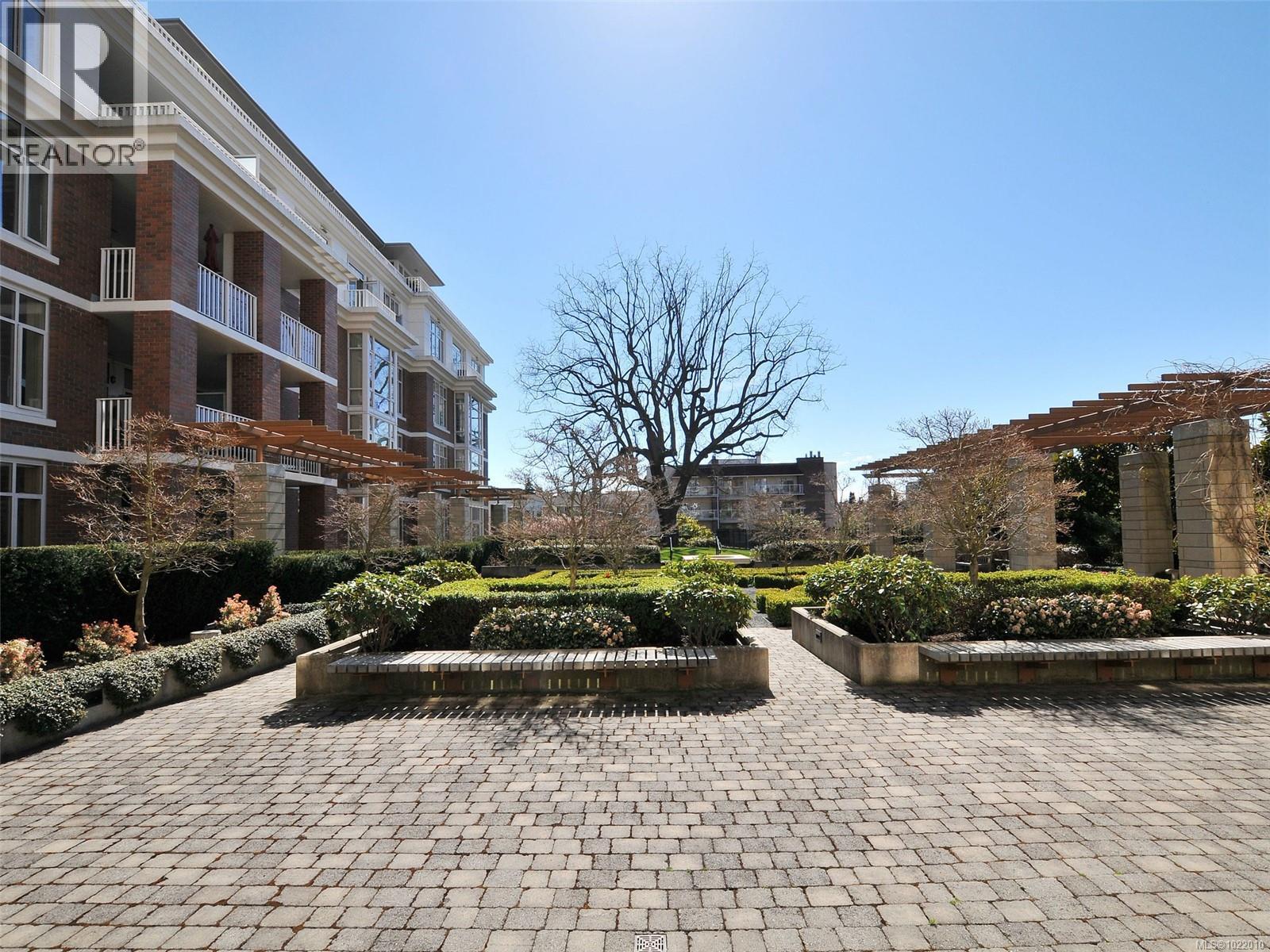 311 999 Burdett Ave, Victoria