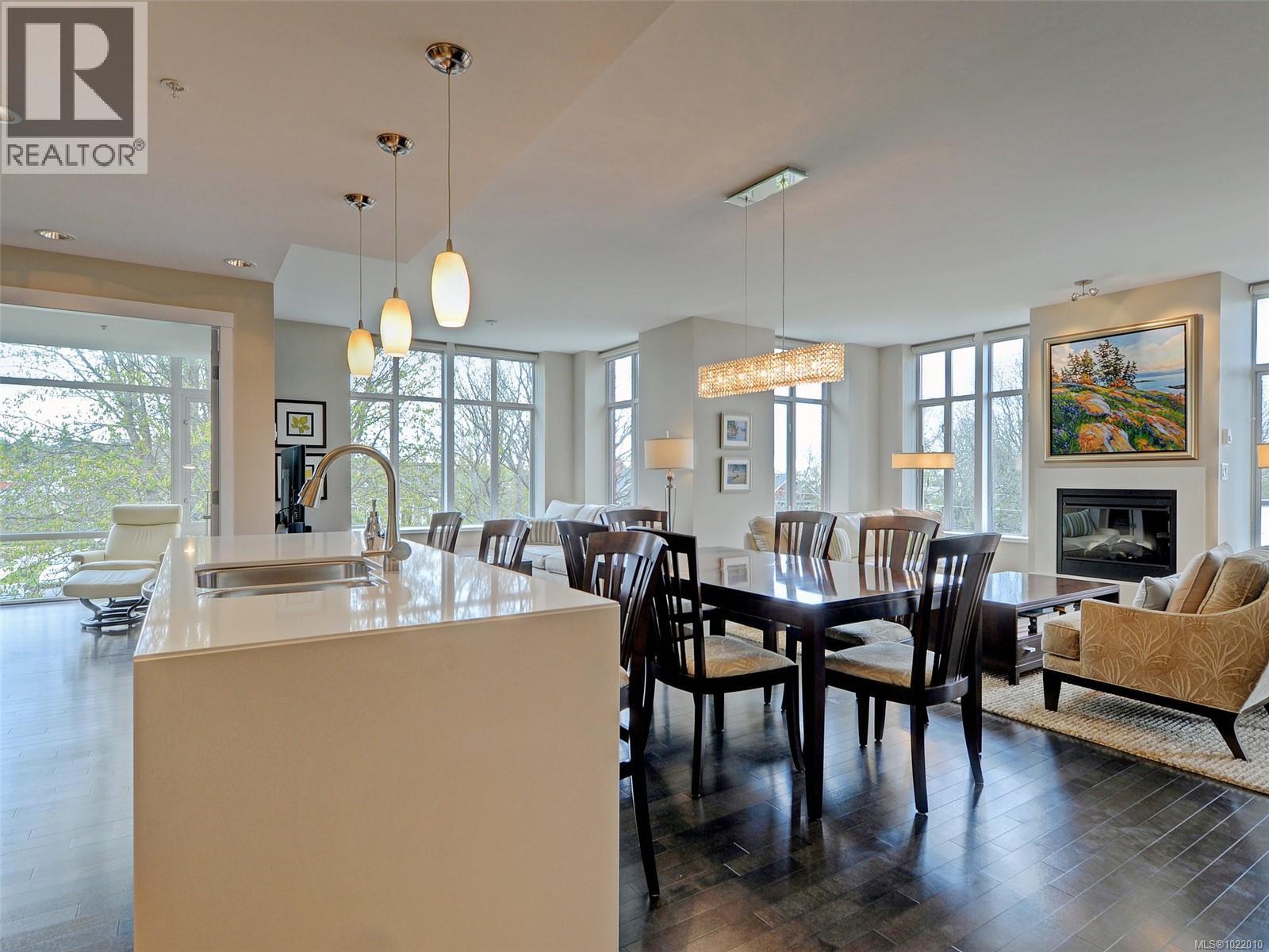 311 999 Burdett Ave, Victoria