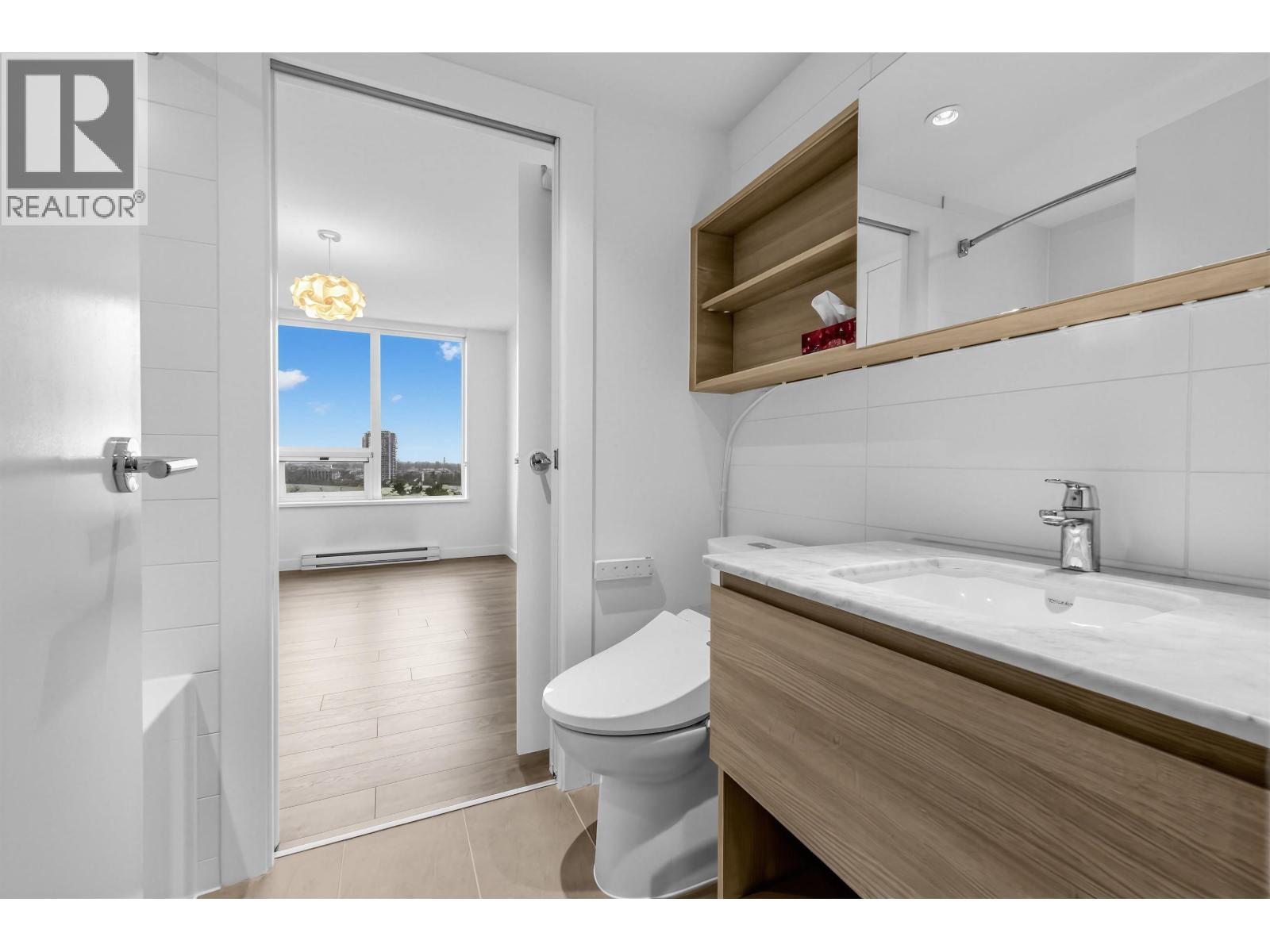 902 988 QUAYSIDE DRIVE, New Westminster