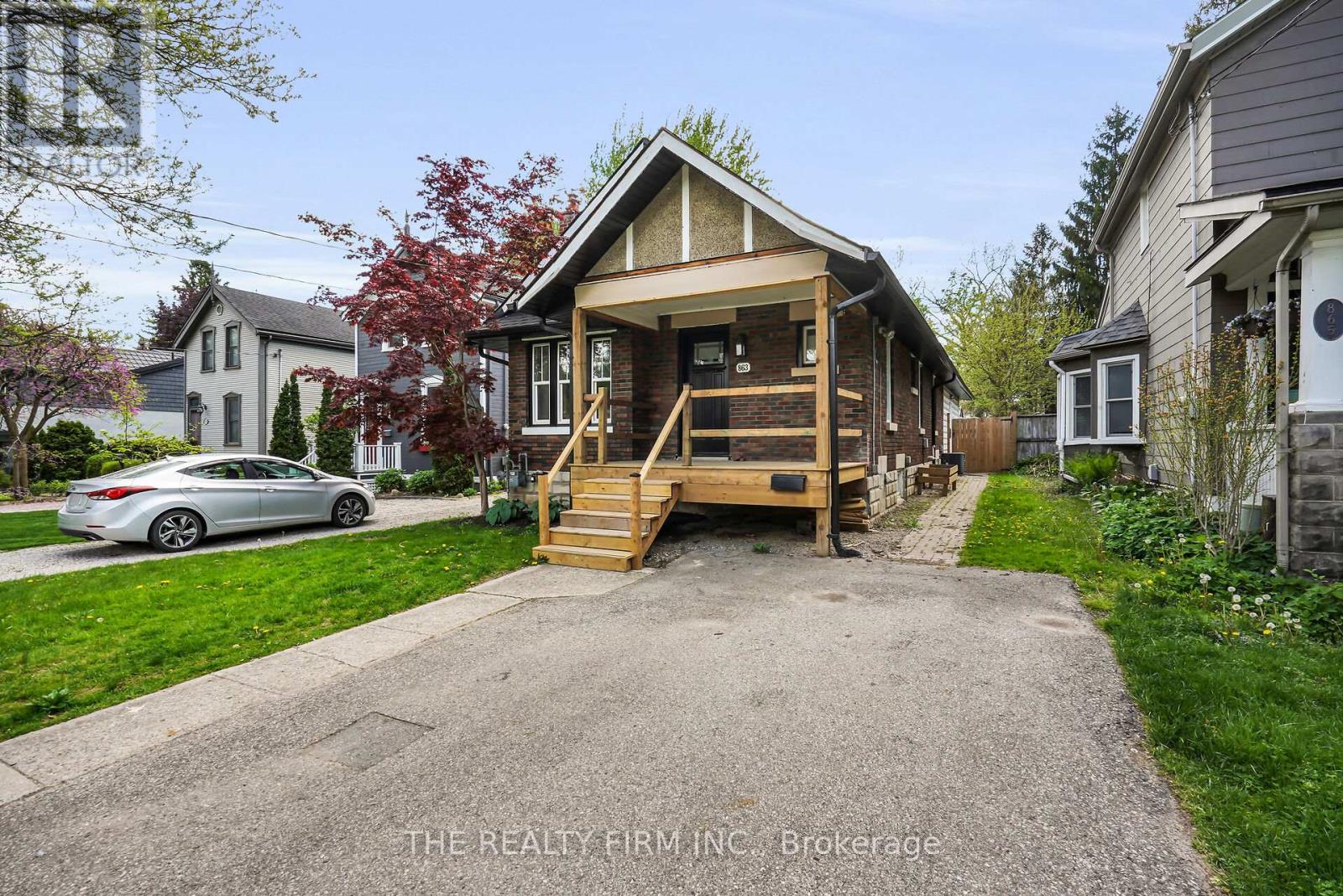 863 Colborne photo 4