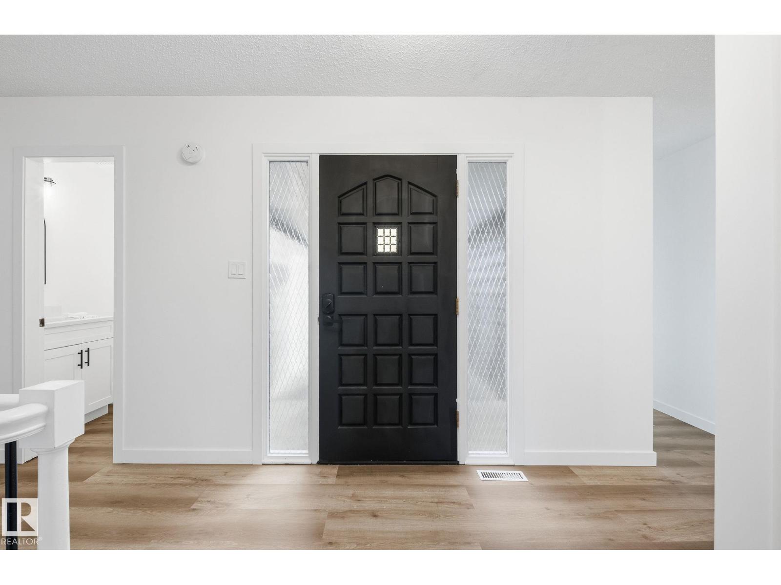 2722 104A ST NW - Photo 3 of 53, Edmonton, Alberta