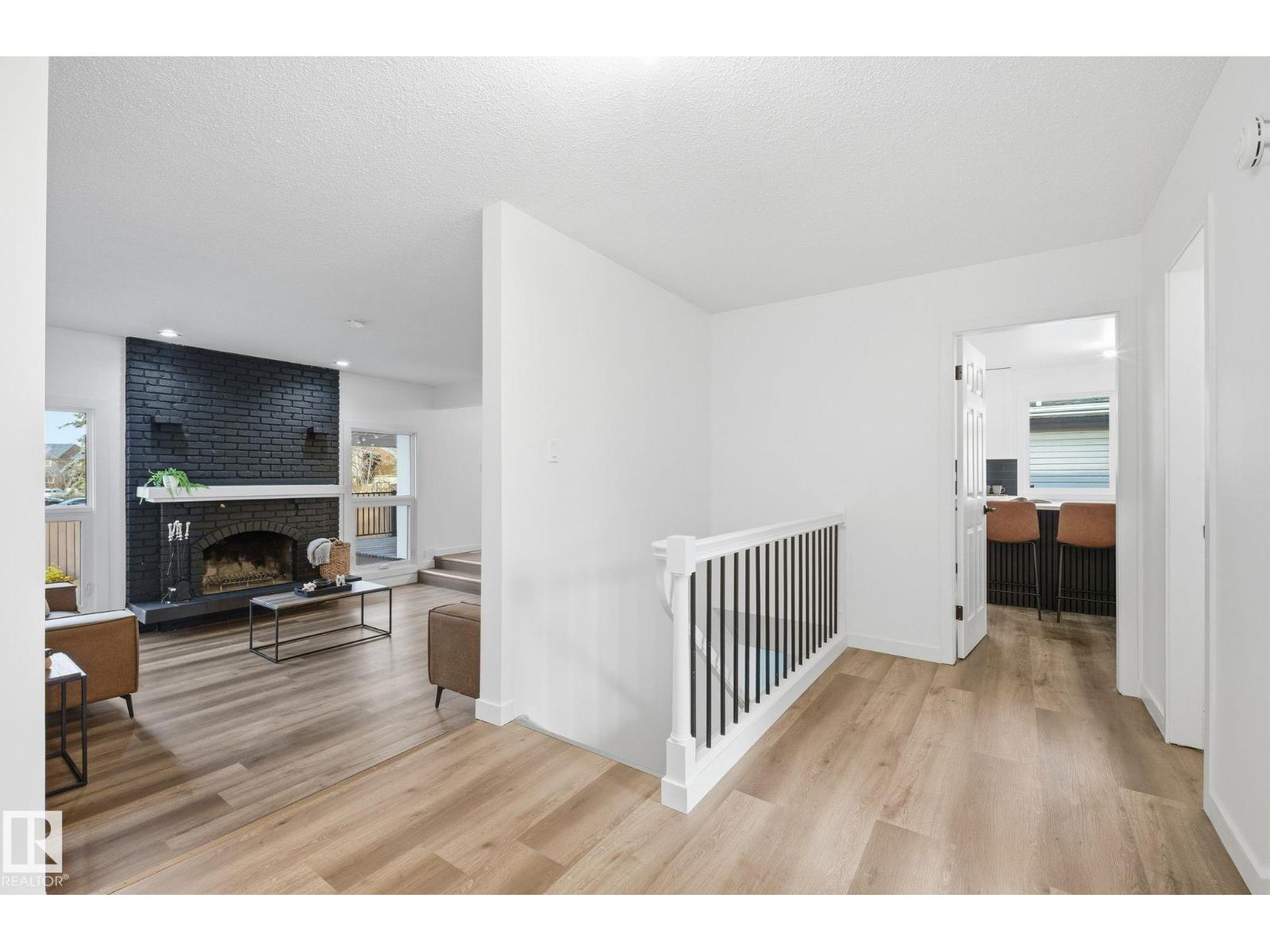 2722 104A ST NW - Photo 4 of 53, Edmonton, Alberta