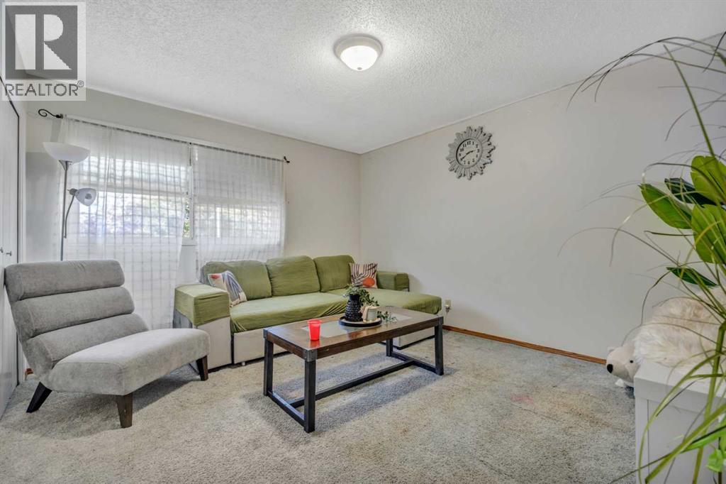 Single Family House for Sale in  Rundlehorn Drive NE Rundle Calgary 