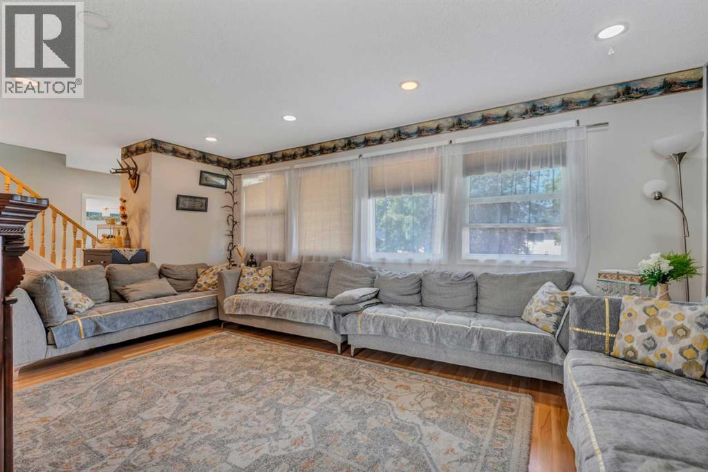 Single Family House for Sale in  Rundlehorn Drive NE Rundle Calgary 