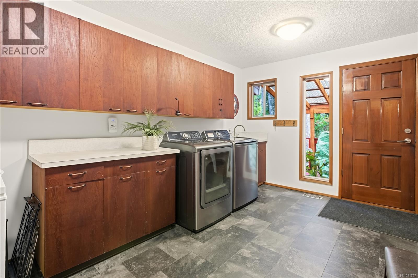 9644 Lakeshore Rd - 21