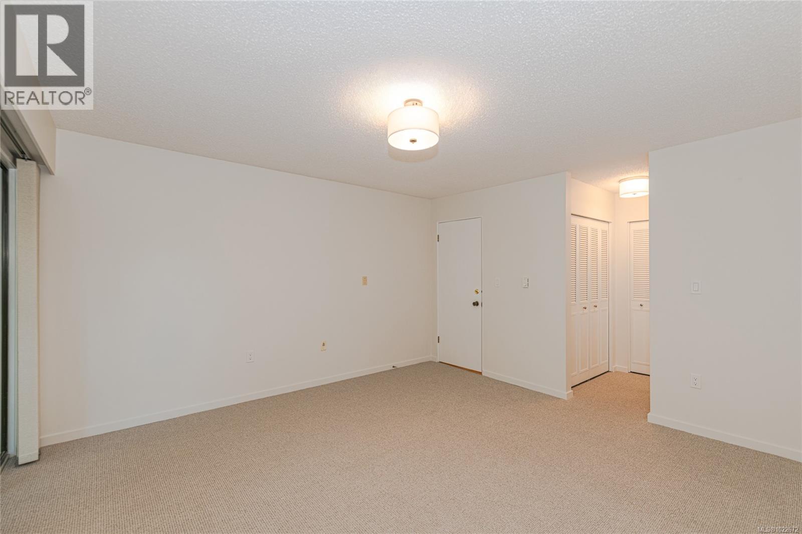 201 1875 Lansdowne Road, Saanich