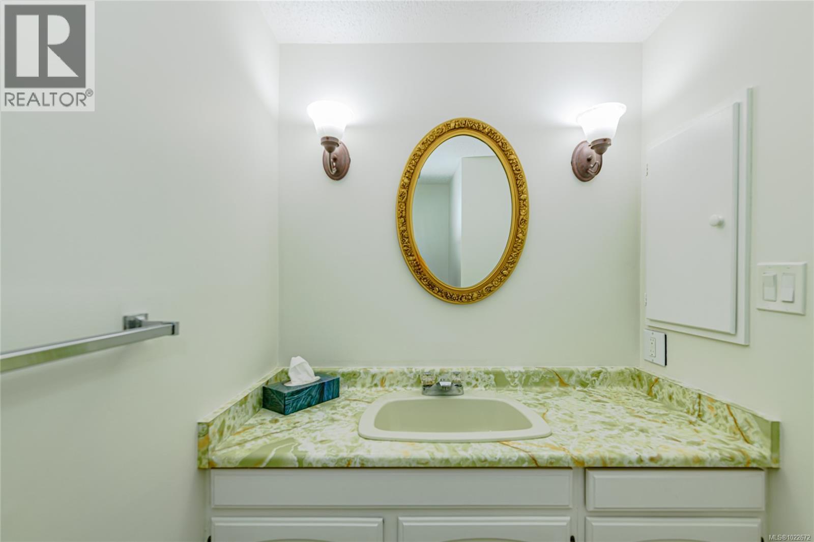 201 1875 Lansdowne Road, Saanich