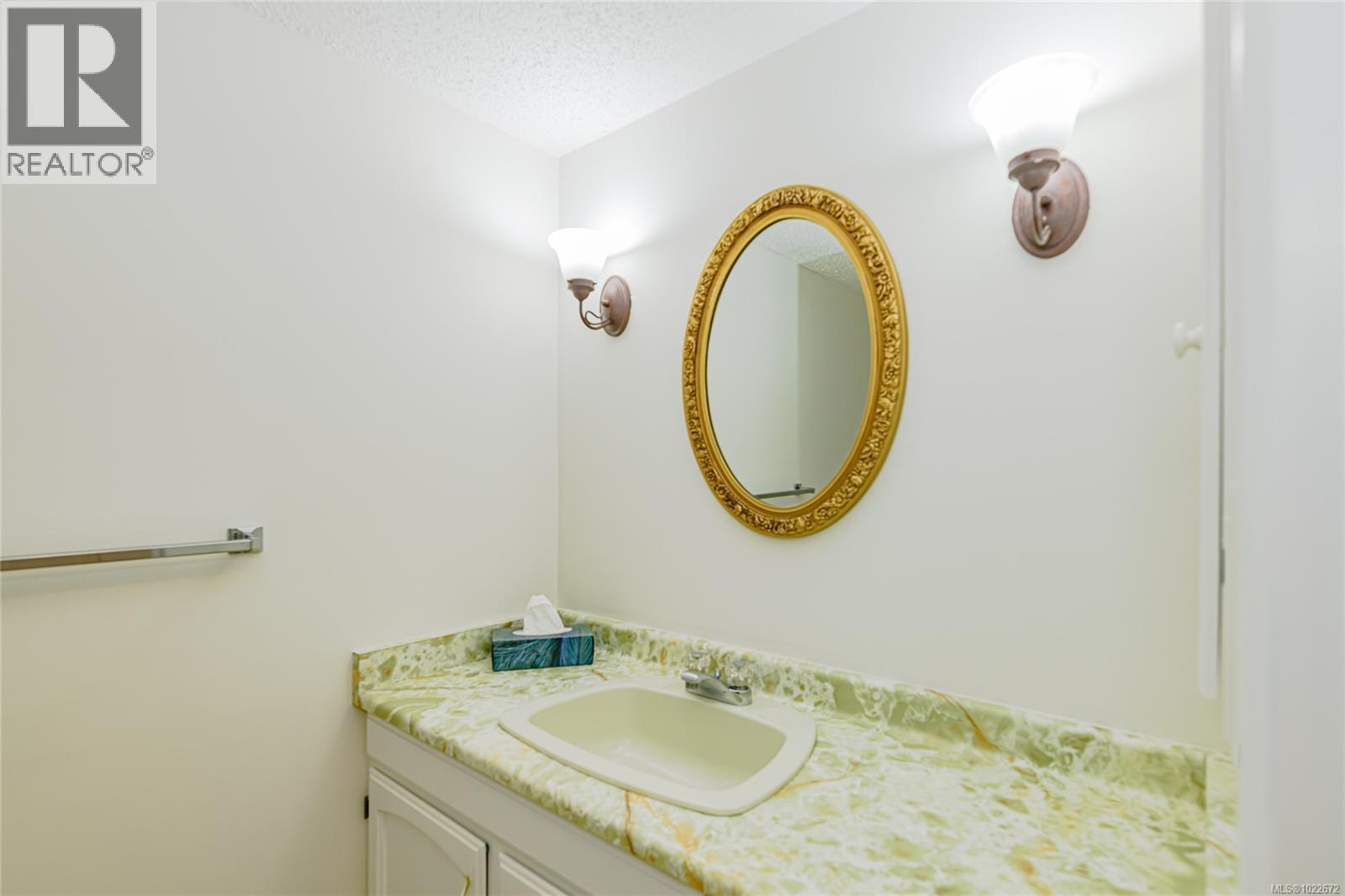 201 1875 Lansdowne Road, Saanich