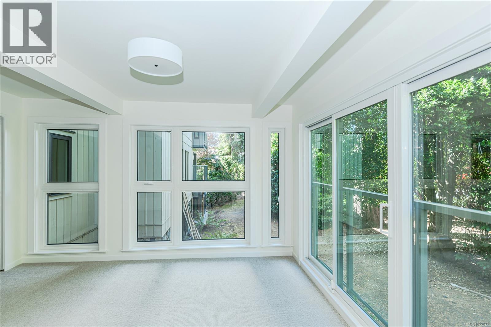 201 1875 Lansdowne Road, Saanich