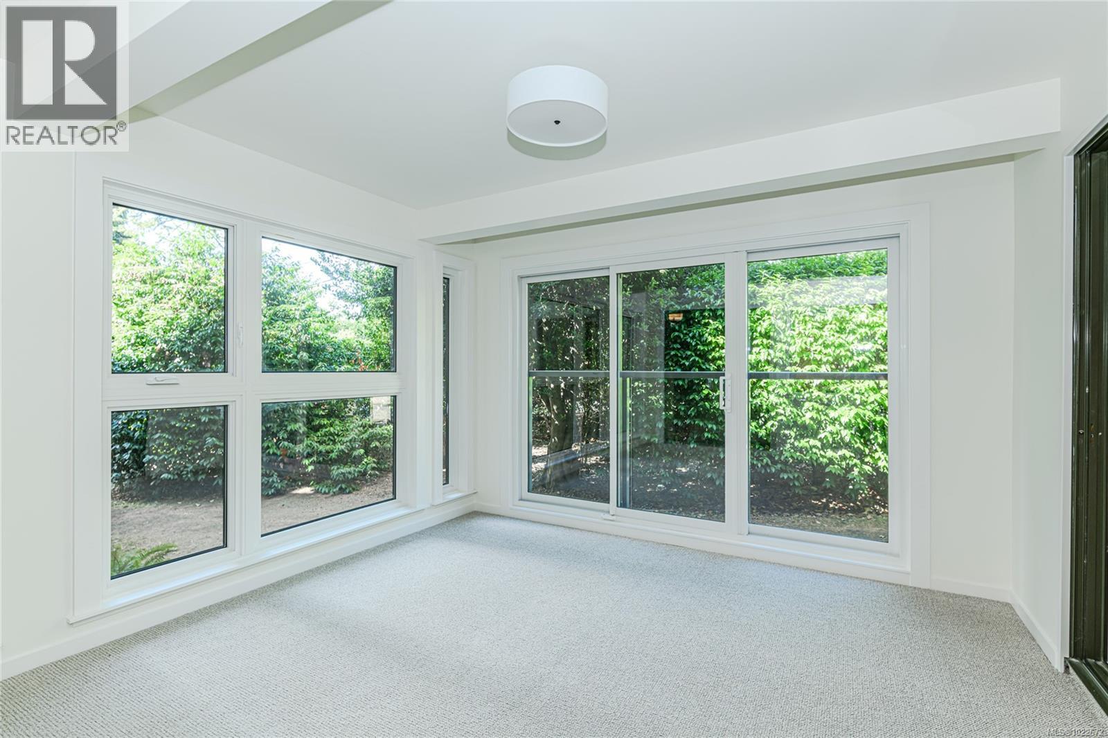 201 1875 Lansdowne Road, Saanich