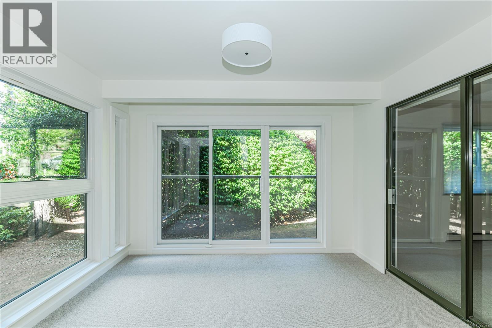201 1875 Lansdowne Road, Saanich