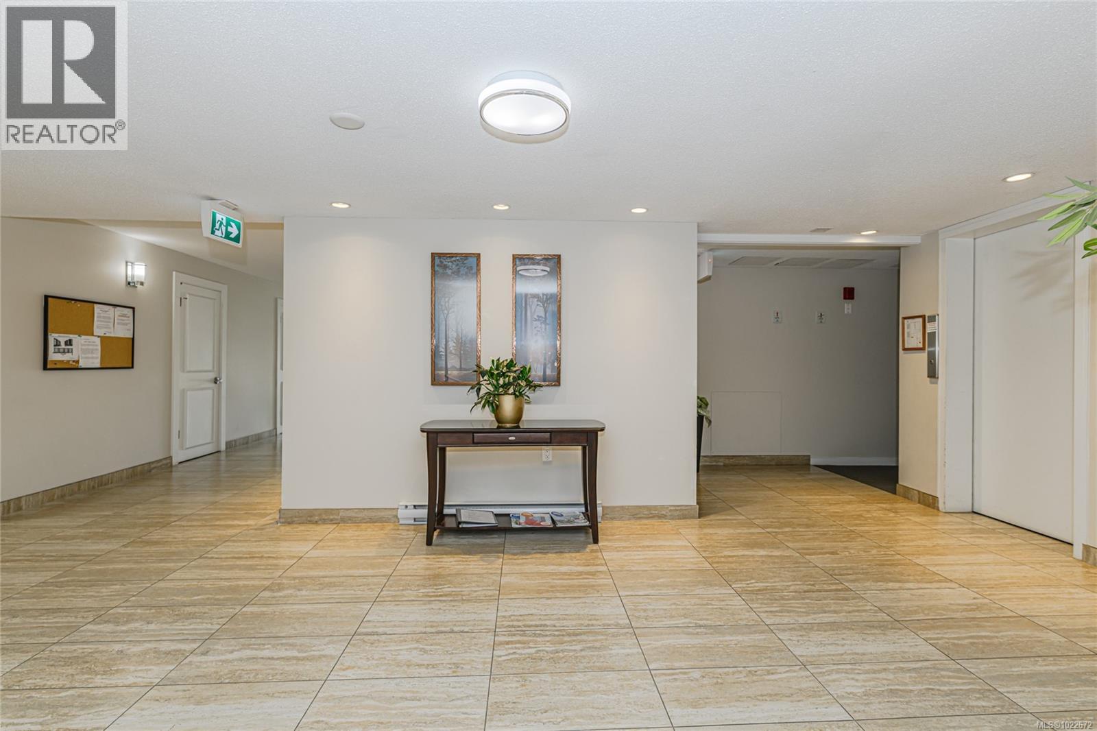 201 1875 Lansdowne Road, Saanich