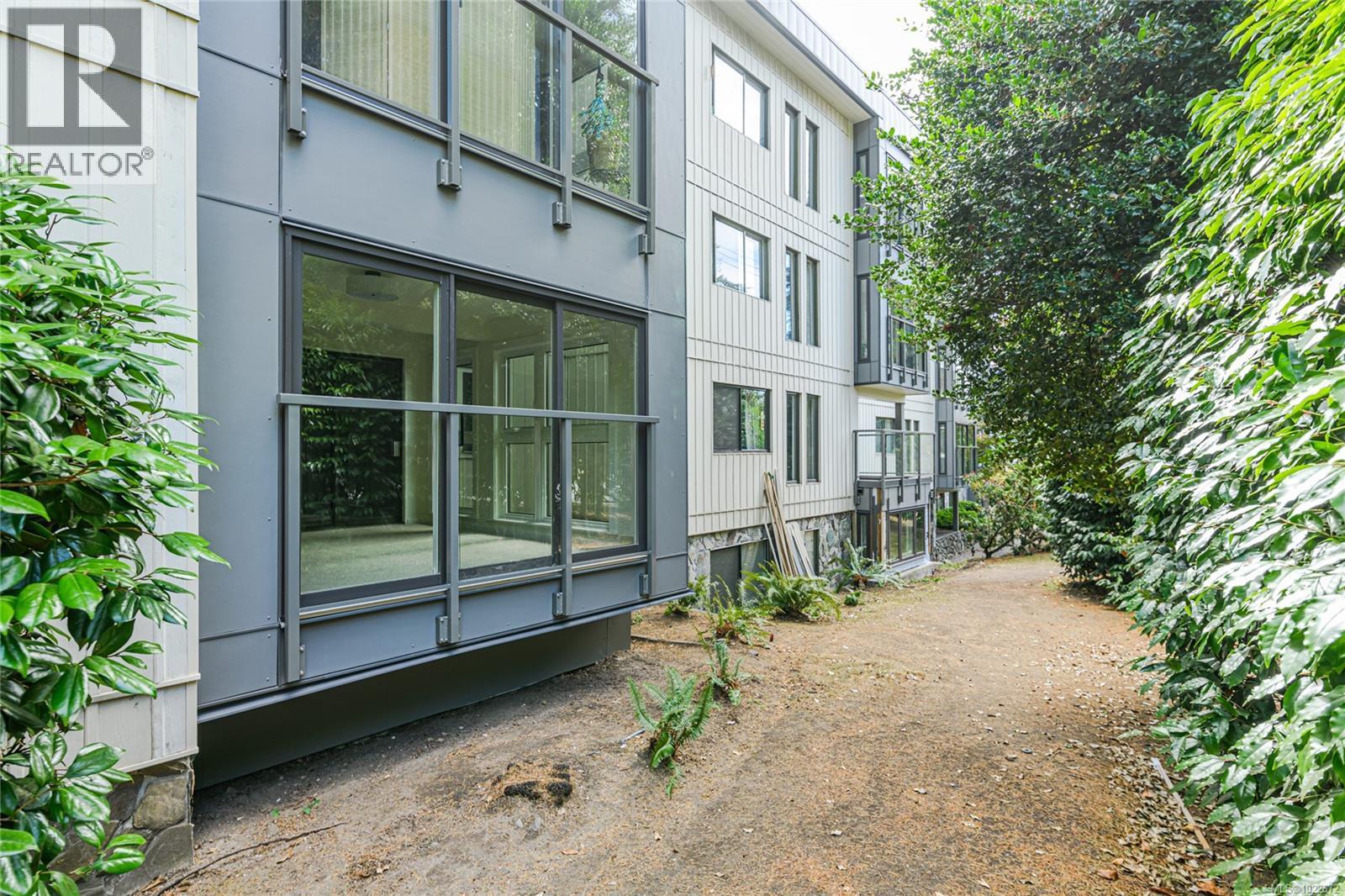 201 1875 Lansdowne Road, Saanich