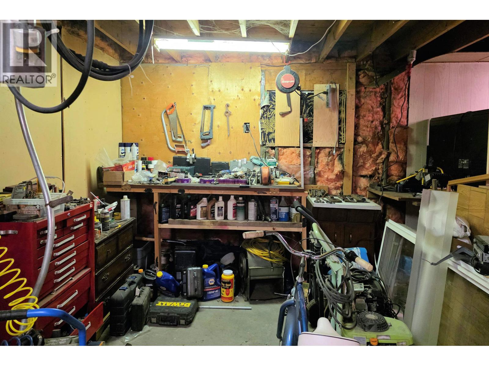 21881 TAYLOR AVENUE, Topley