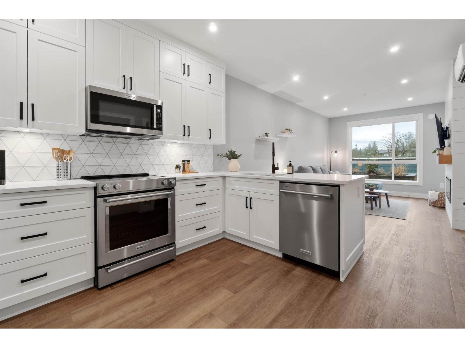 106 470 ESPLANADE AVENUE, Harrison Hot Springs, Harrison Hot Springs