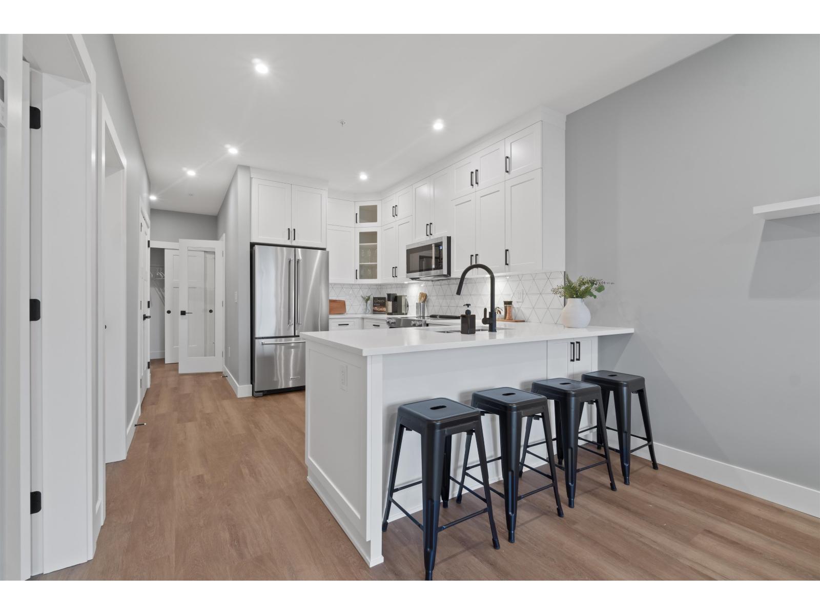 106 470 ESPLANADE AVENUE, Harrison Hot Springs, Harrison Hot Springs