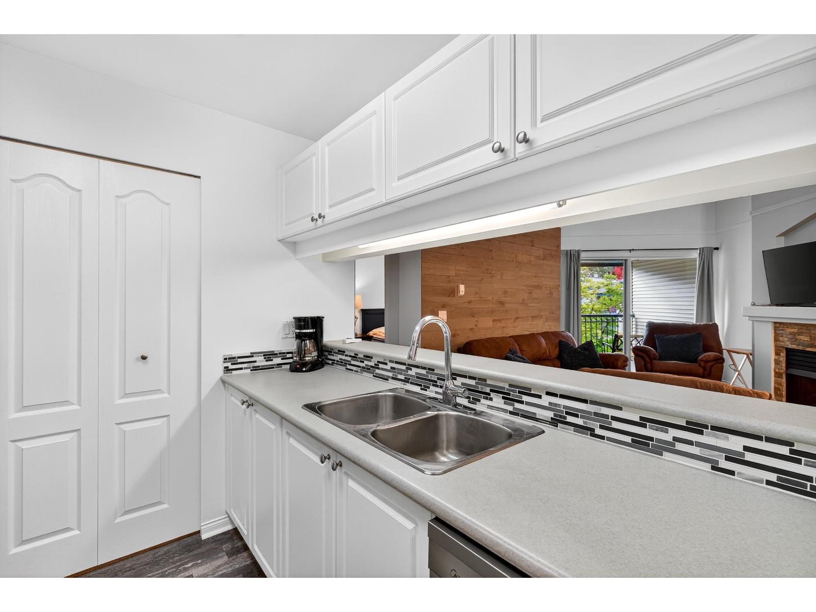 322 19528 FRASER HIGHWAY, Surrey