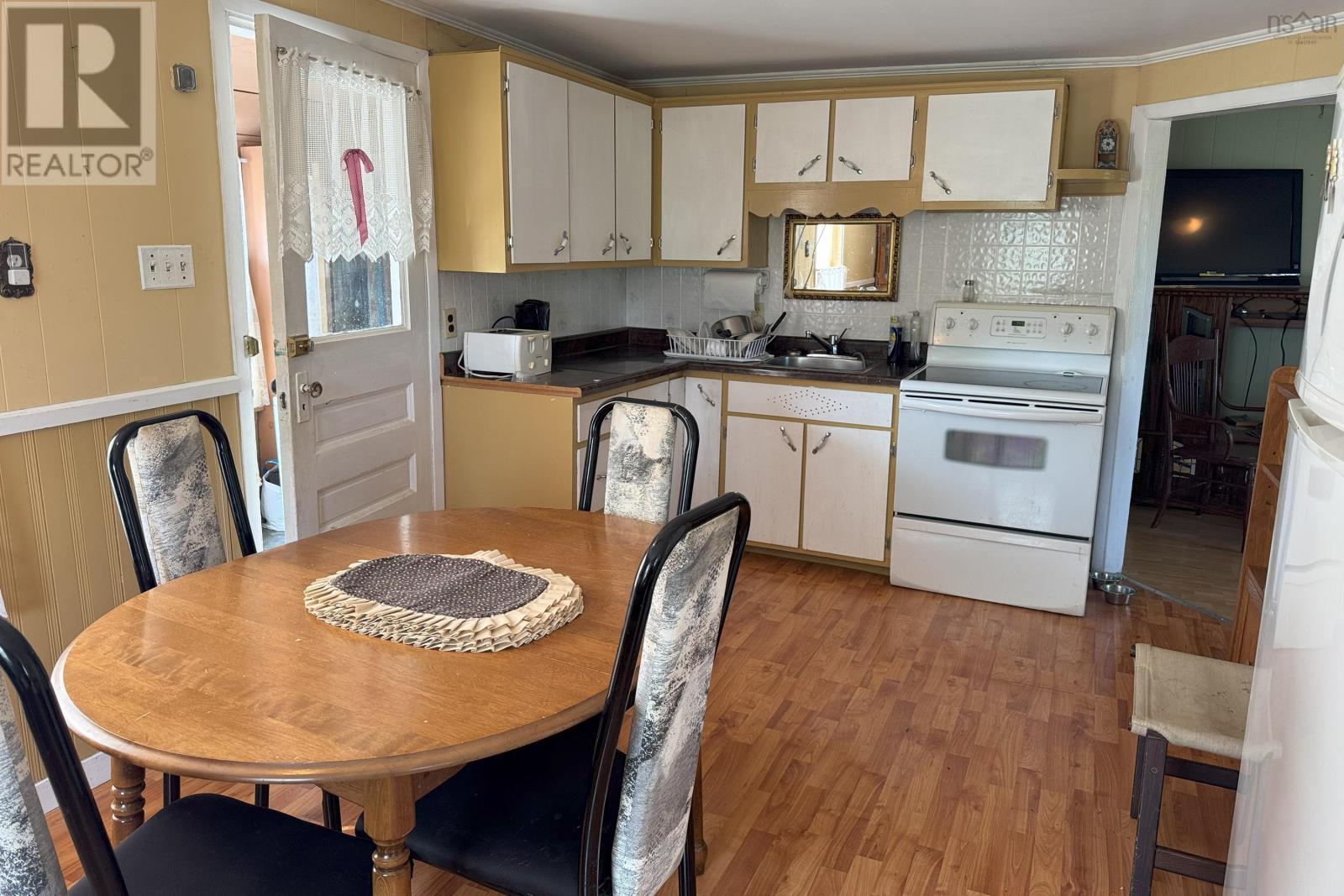 Property 22 of 27 of 10217 Highway 209