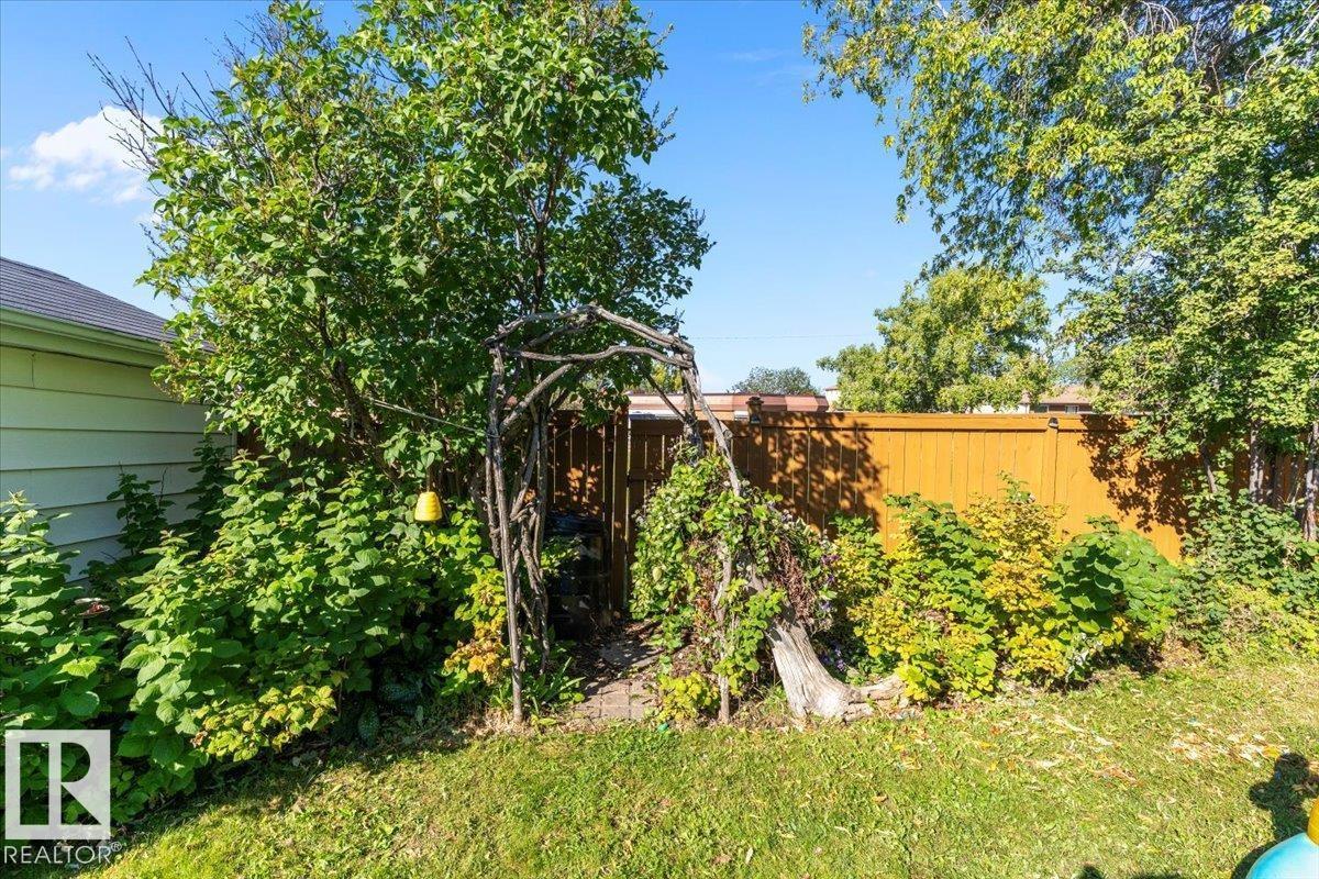 8 BEAVERHILL DR, Tofield