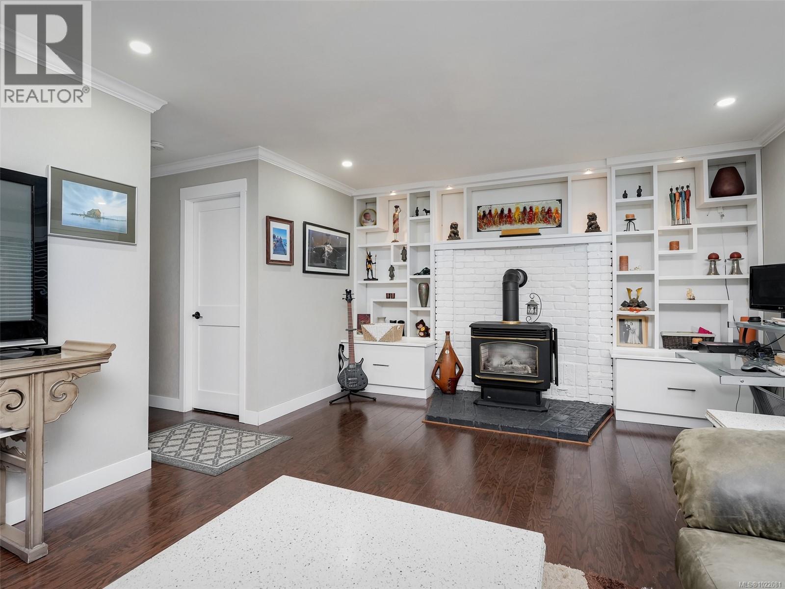  727 Paskin Way, Saanich