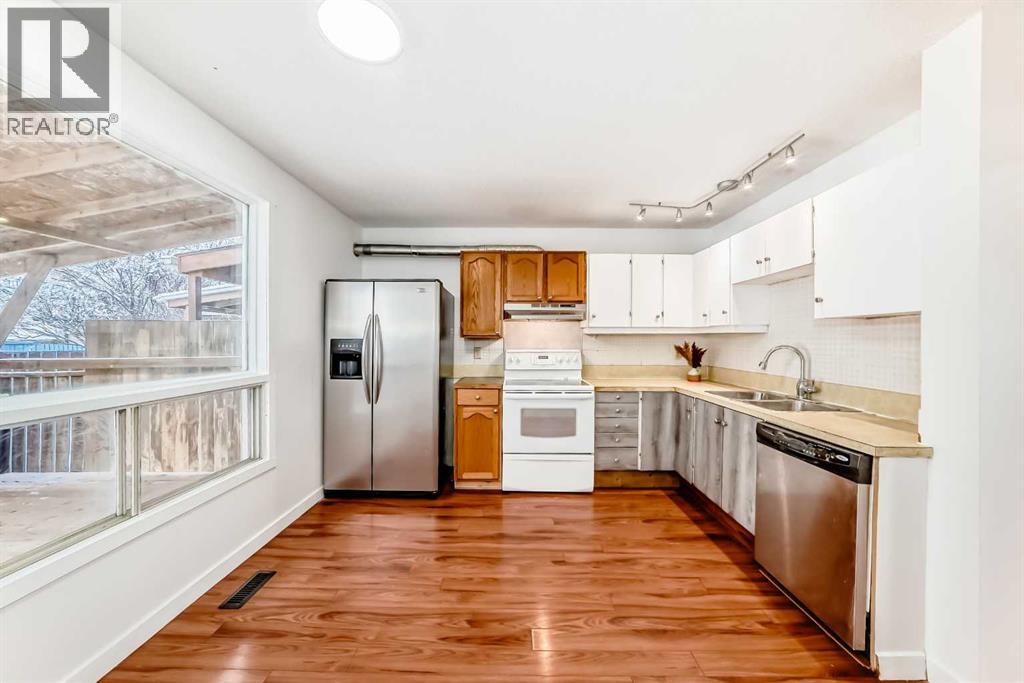 Single Family House for Sale in A Fonda Green SE Forest Heights Calgary 