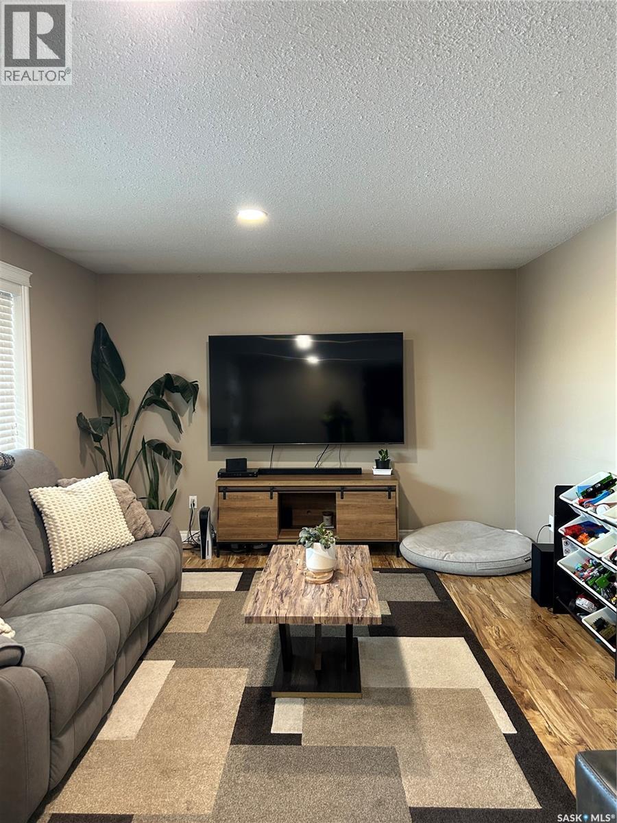 816 8th AVENUE - Photo 4 of 36, Rosthern, Saskatchewan