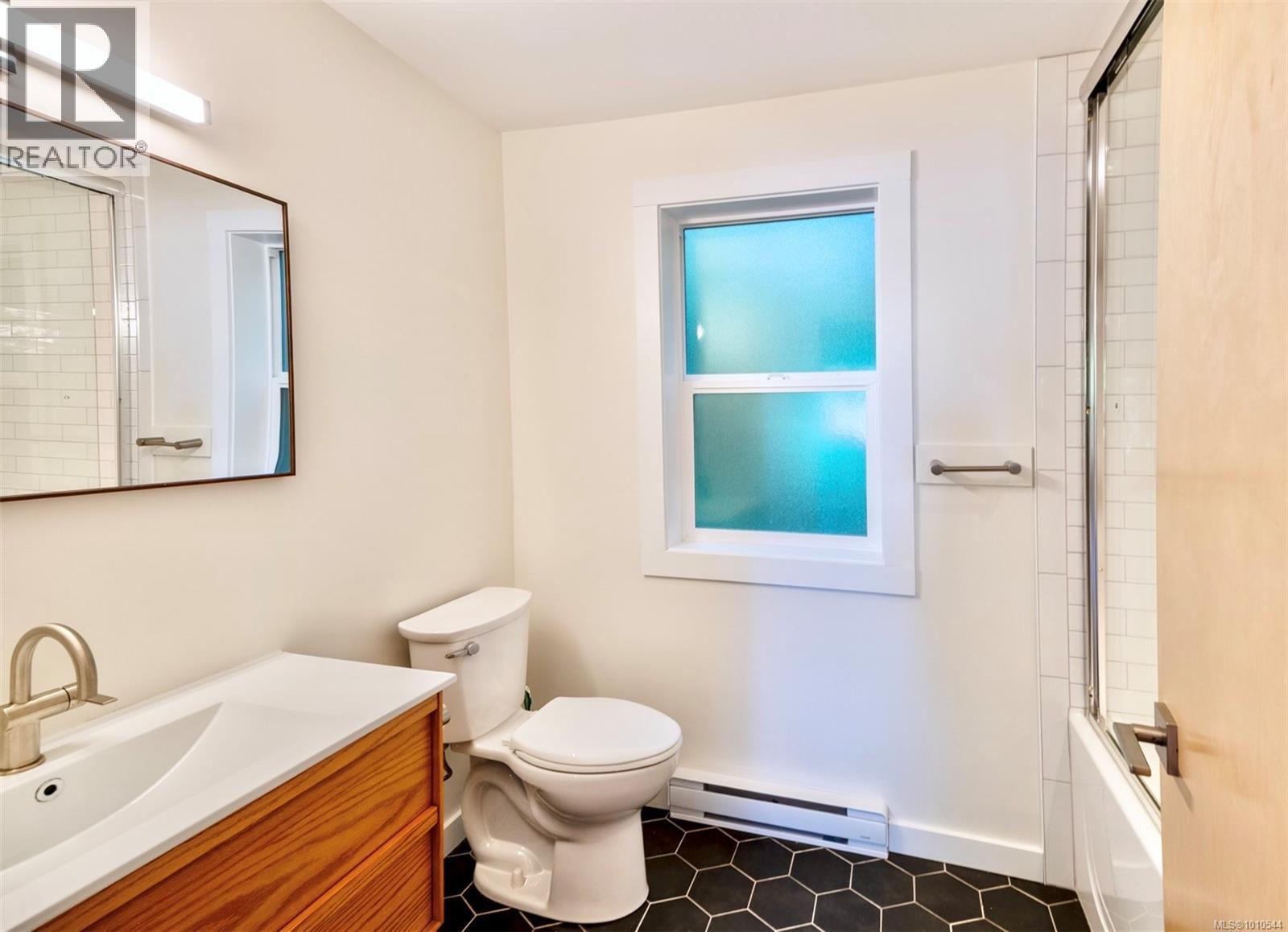 1316 Lynn Rd, Tofino