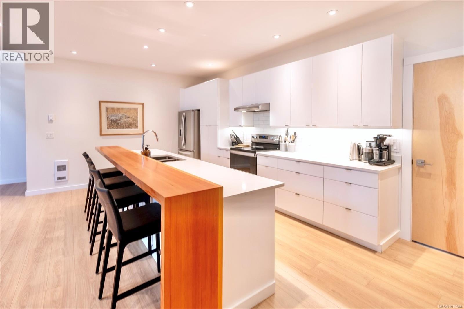 1316 Lynn Rd, Tofino