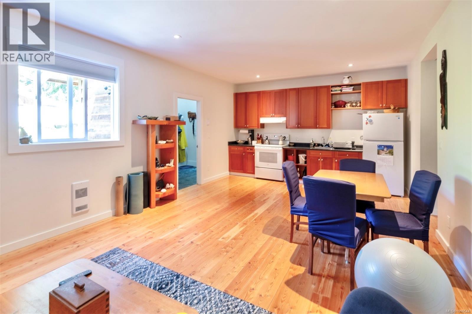 1316 Lynn Rd, Tofino