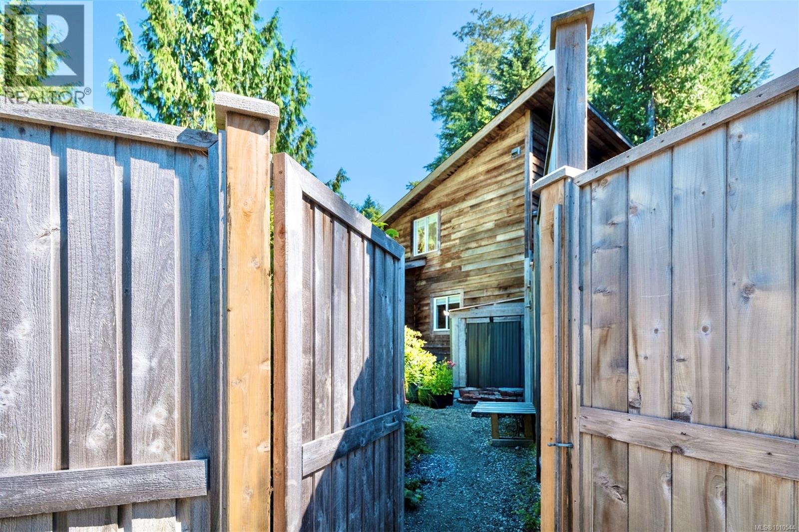 1316 Lynn Rd, Tofino