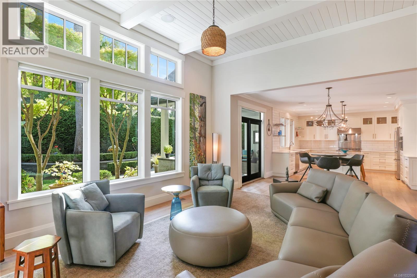 992 Bluffs Dr, Qualicum Beach