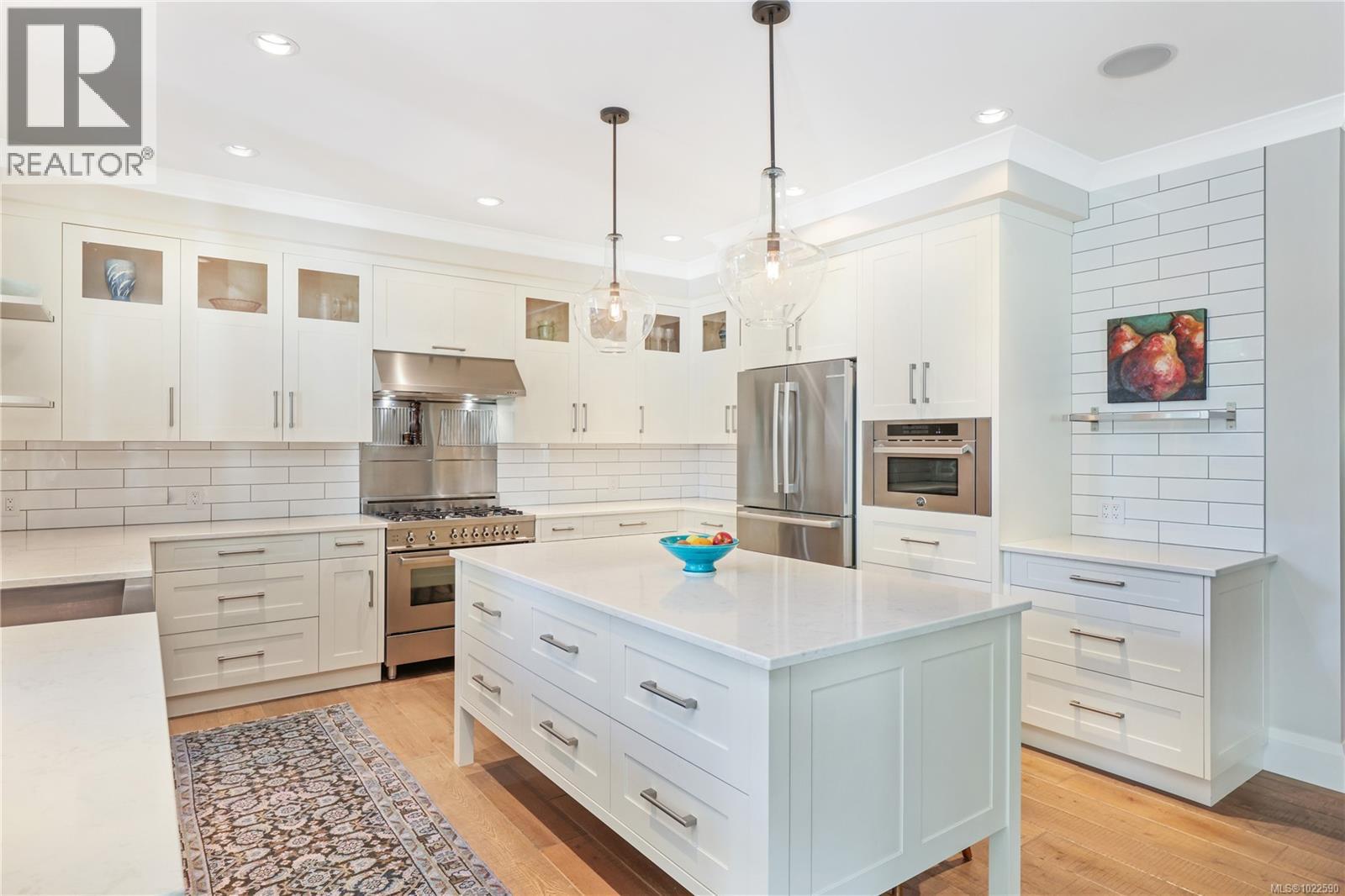 992 Bluffs Dr, Qualicum Beach