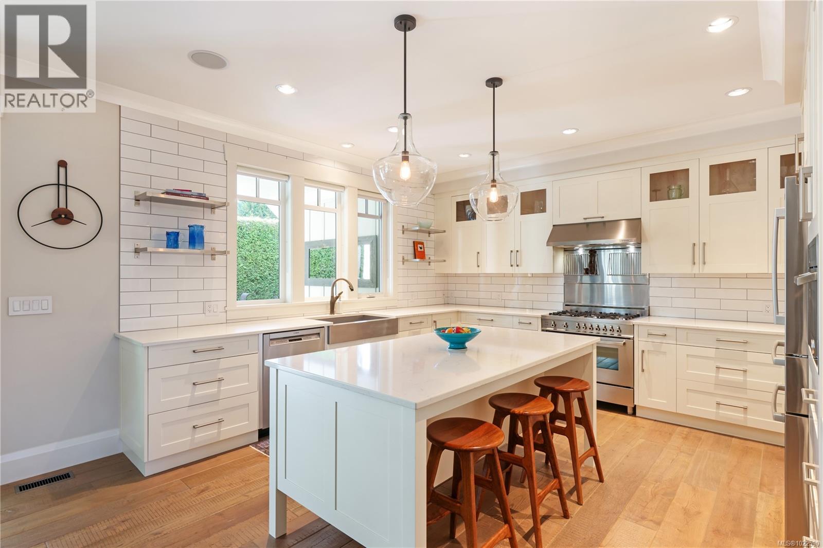 992 Bluffs Dr, Qualicum Beach