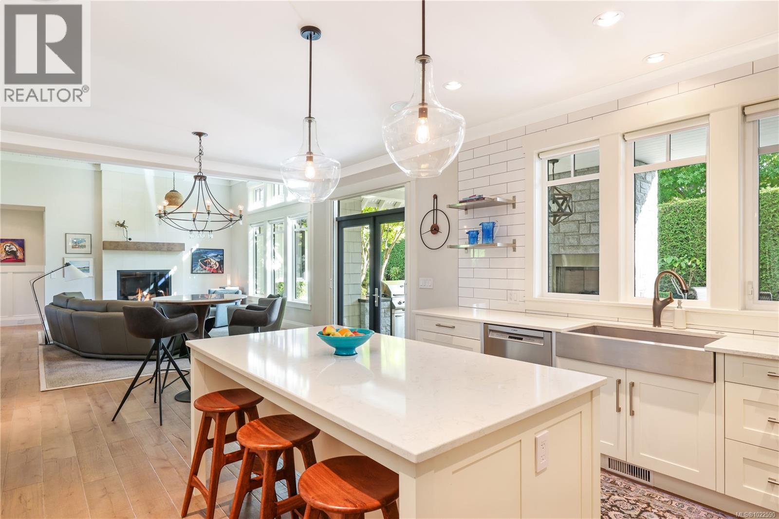 992 Bluffs Dr, Qualicum Beach