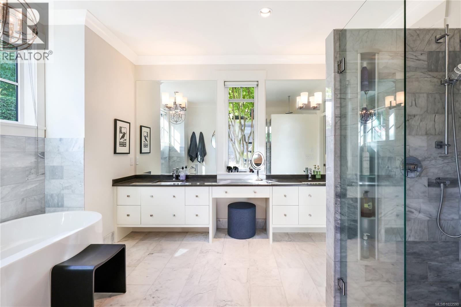 992 Bluffs Dr, Qualicum Beach