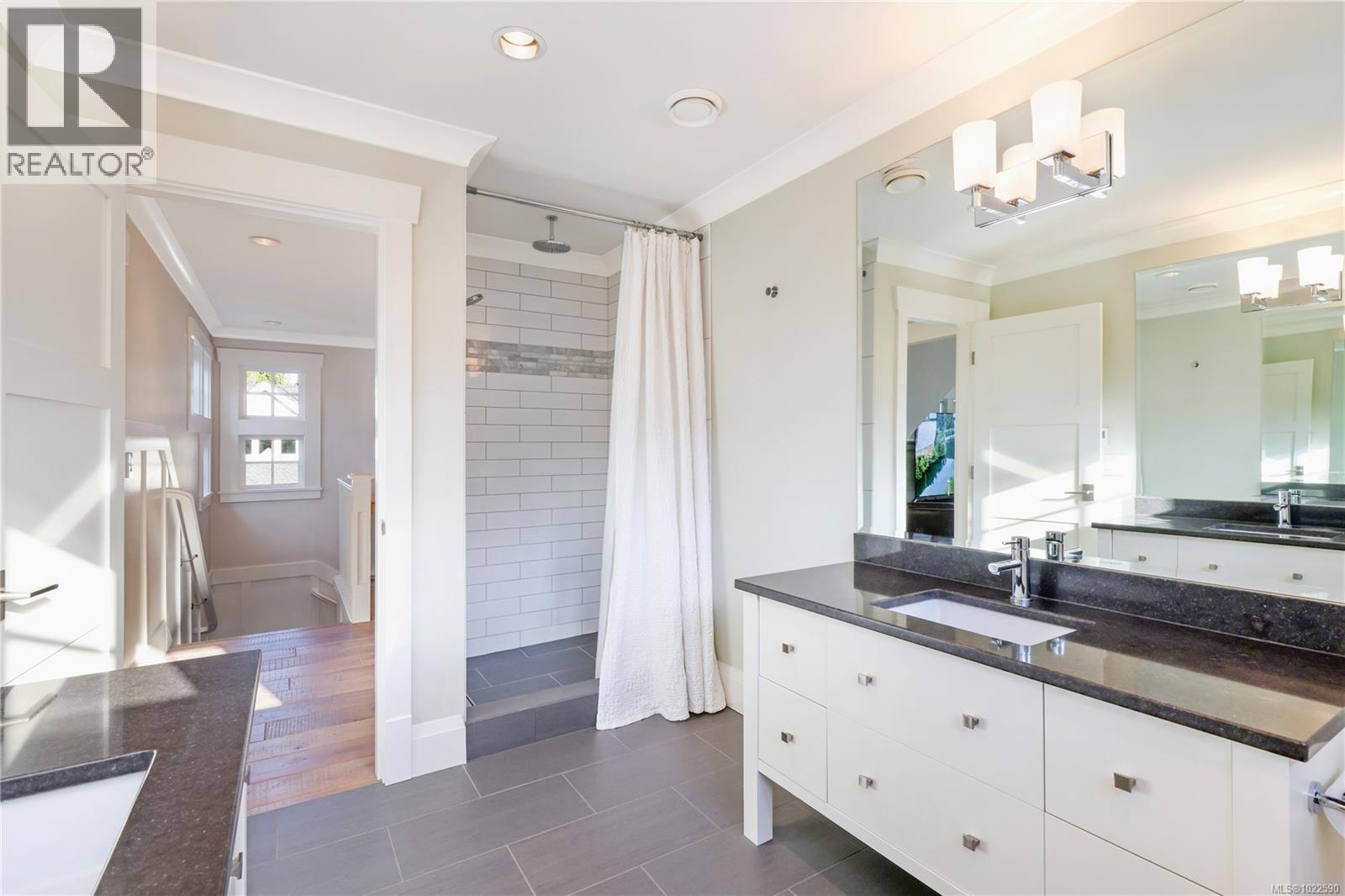 992 Bluffs Dr, Qualicum Beach