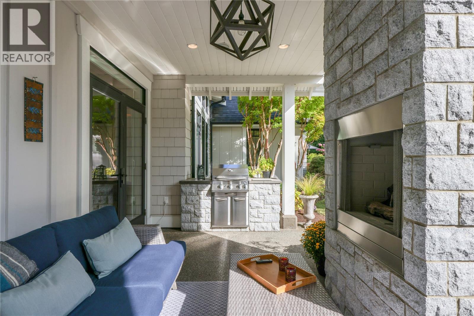 992 Bluffs Dr, Qualicum Beach