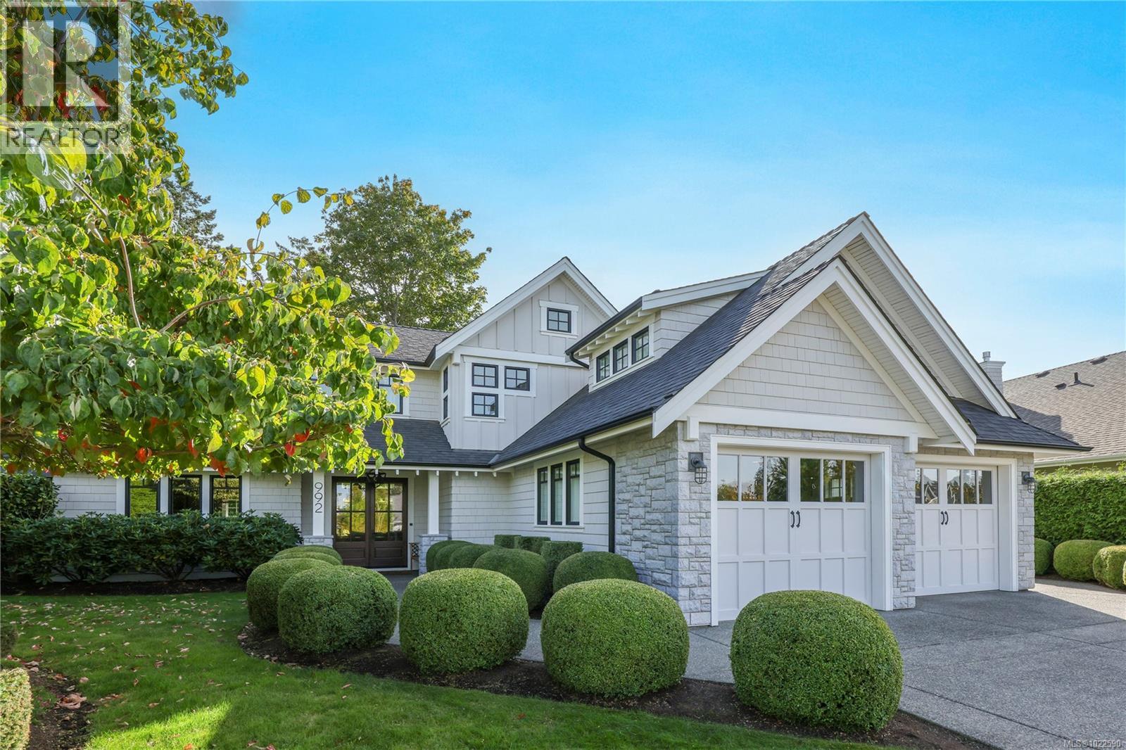 992 Bluffs Dr, Qualicum Beach