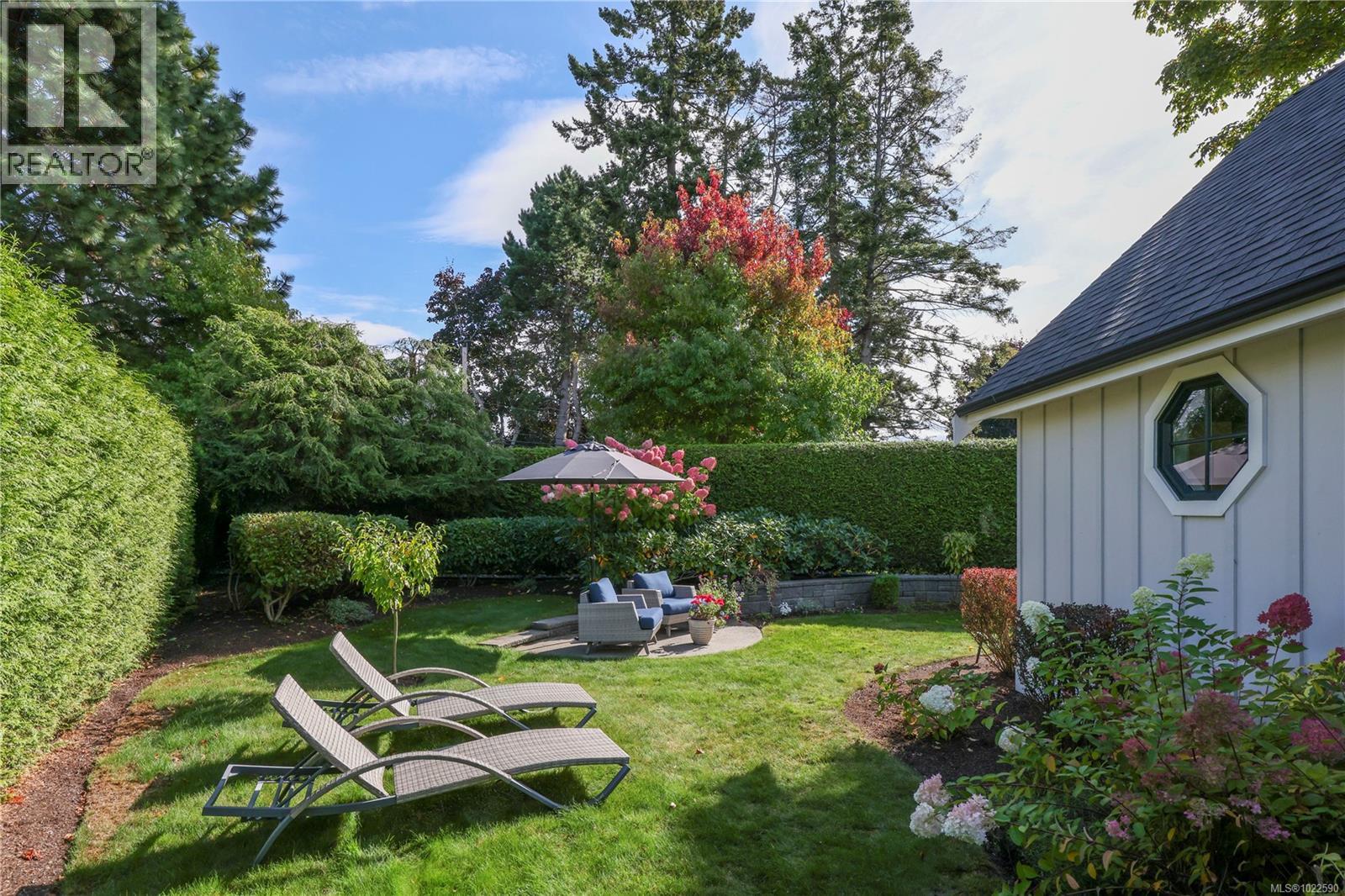 992 Bluffs Dr, Qualicum Beach